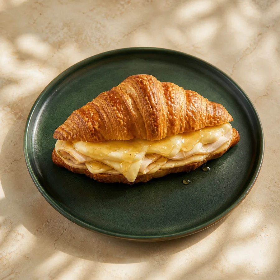 Croissant de peito de peru, brie e mel